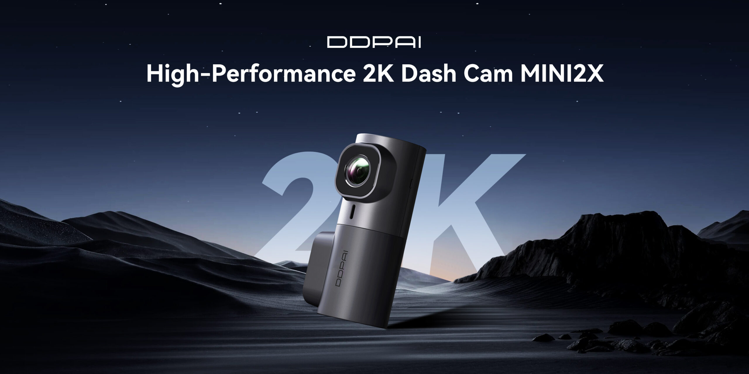 Photo de la caméra de voiture DDPAI Mini 2X installée discrètement derrière le rétroviseur d'un véhicule